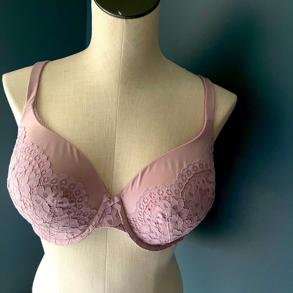 Victoria's Secret Lined 38 DD Lilac Embellished bra